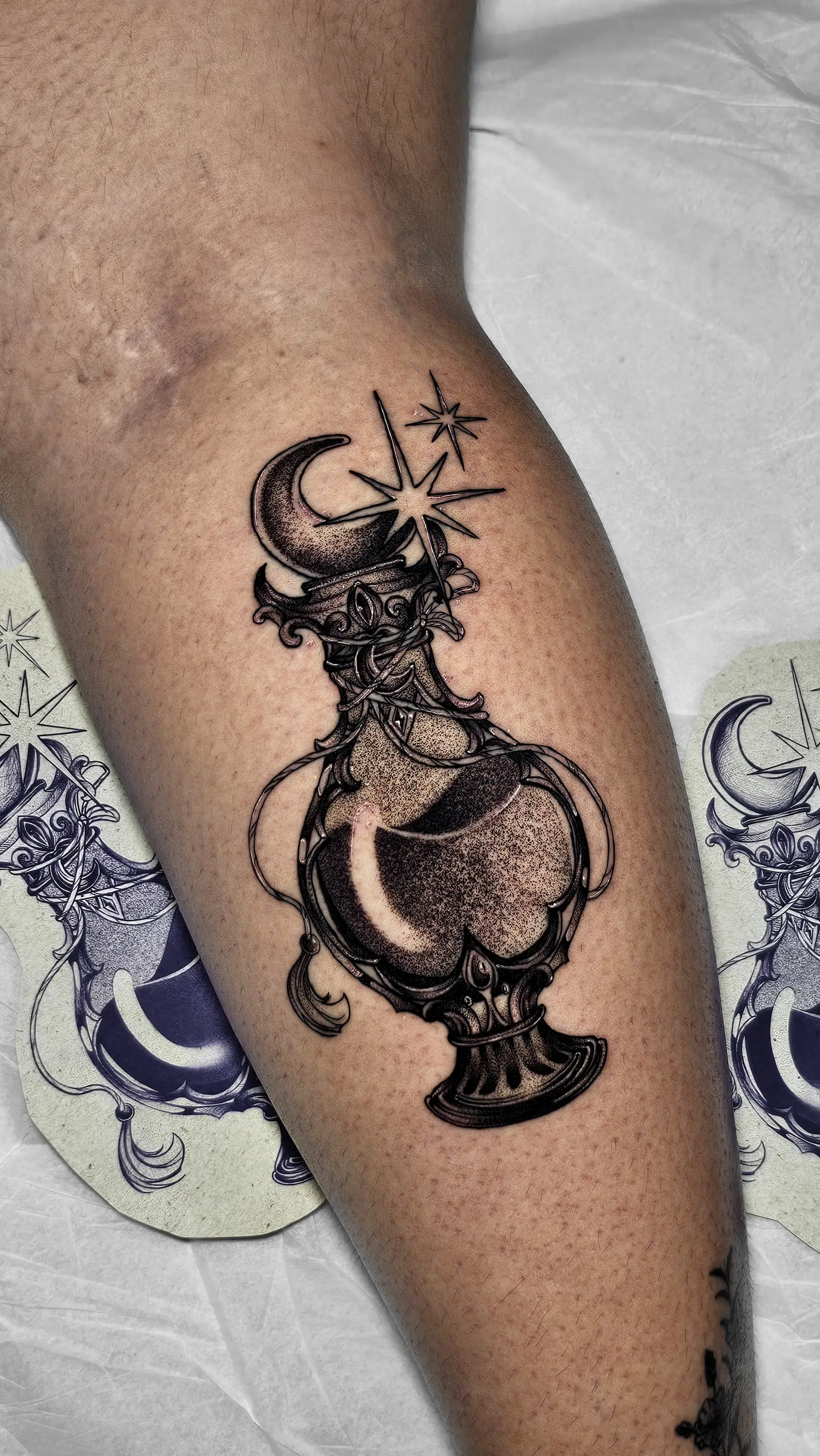 Poção Lua — Blackwork por Julia Pedrozo
